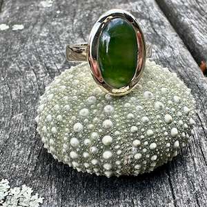 9ct gold: 9ct New Zealand pounamu oval ring