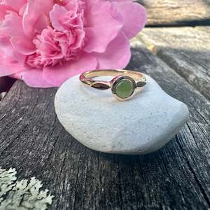 9ct gold: 9 carat New Zealand greenstone Amore ring