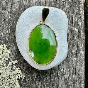 All Pounamu: 9 carat gold Large oval pounamu pendant