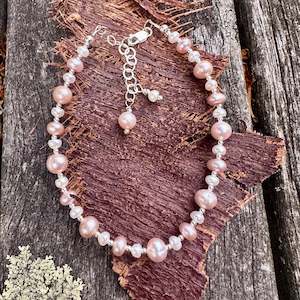 Pearls: White & pink freshwater pearl bracelet