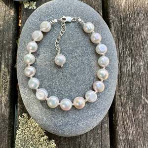 flat round white freshwater pearl bracelet