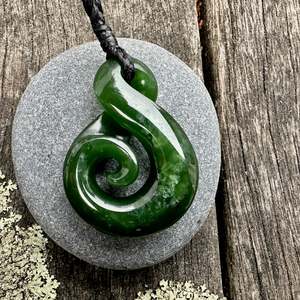 Pounamu New Zealand Taonga: Small rau kumara koru