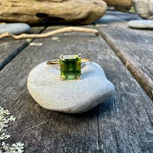 Aroha Amore Love: Peridot & diamond ring