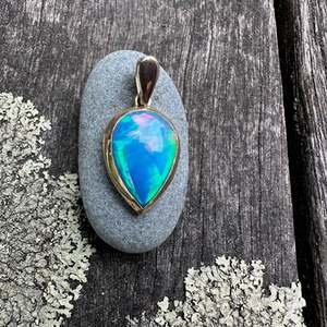 Opal: 5.36 Ethiopian opal pendant in 9ct yellow gold