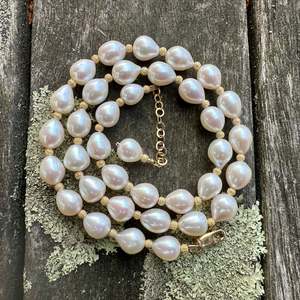 Necklaces: Cream freshwater pearl necklace