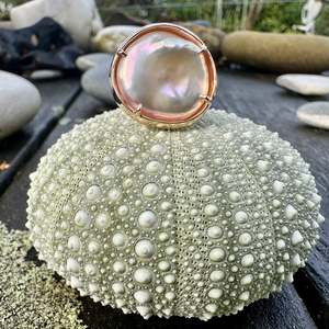 Pearls: Contemporary pinky apricot freshwater pearl in 9ct antique rose gold