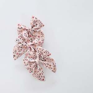 Halloween 2023: Frida - Single Middle Sister Bow Clips