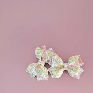 Akela - Single Middle Sister Bow Clips