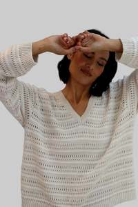 Tatano: TATANO TRELLIS V NECK SAND/WHITE