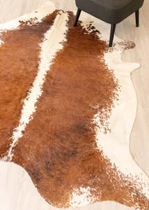 Cowhide Rugs Nz: Medium White Spine Belly Brindle Cowhide Rug (Size: 230 X 200 CM) CHR2230