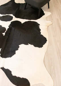 Black And White Cowhide Rug (Size: 240 X 180 CM) CHR2221