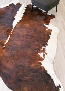 White Spine Belly Brindle Cowhide Rugs: Dark White Spine Belly Brindle Cowhide Rug (Size: 250 X 220 CM) CHR2085
