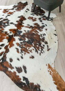 Cowhide Rugs Nz: Exotic Tricolor Cowhide Rug (Size: 250 X 210 CM) CHR2315