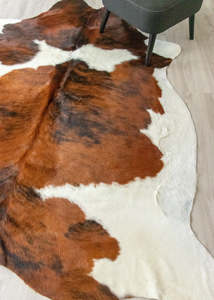 Cowhide Rugs Nz: Exotic Tricolor Cowhide Rug (Size: 250 X 210 CM) CHR2012