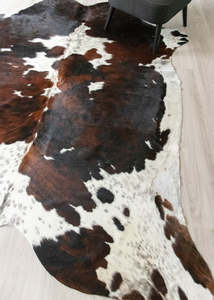 Cowhide Rugs Nz: Exotic Tricolor Cowhide Rug (Size: 260 X 230 CM) CHR2643