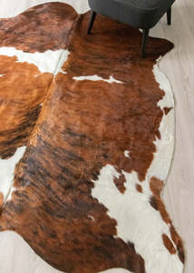 Cowhide Rugs Nz: Exotic Tricolor Cowhide Rug (Size: 220 X 190 CM) CHR2630