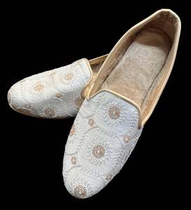 Footwear: Velvet based very soft cushioned Men’s Punjabi Jutti