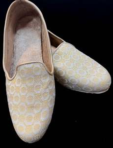 Footwear: Velvet based very soft cushioned Men’s Punjabi Jutti