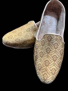 Footwear: Velvet based very soft cushioned Men’s Punjabi Jutti