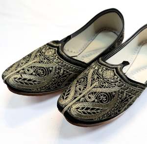 Footwear: Pure Leather based very soft cushioned Men’s Punjabi Jutti