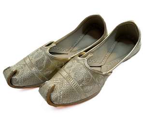 Footwear: Pure Leather based very soft cushioned Men’s Punjabi Jutti