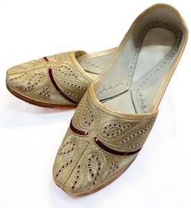 Footwear: Pure Leather based very soft cushioned Men’s Punjabi Jutti