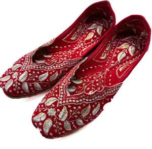 Women Punjabi Jutti: Red Color Pure leather very soft double cushioned based embroidery work Beautiful Punjabi Jutti