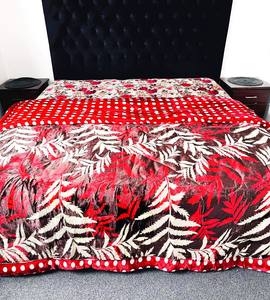 Quilts: Beautiful Leaf Design 220 X 230 Cm Heavy Weight Quilt With Microfibre Filling (Super King Size Bed)