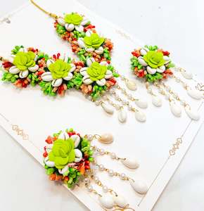 Floral Jewellery: Beautiful Floral jewellery for Haldi/Mehndi (Necklace, earrings,Matha Patti , hand accessories)