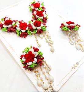Floral Jewellery: Beautiful Floral jewellery for Haldi/Mehndi (Necklace, earrings,Matha Patti , hand accessories)