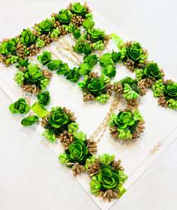 Floral Jewellery: Beautiful Floral jewellery for Haldi/Mehndi (Necklace, earrings, 2 kade ,tikka, hand accessories)