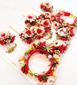 Floral Jewellery: Beautiful Floral jewellery for Haldi/Mehndi (Necklace, earrings, 2 kade ,tikka, hand accessories)