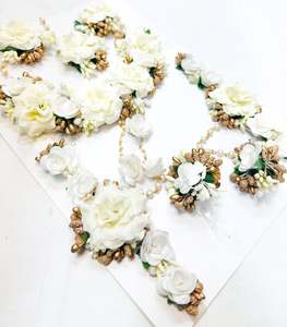 Floral Jewellery: Beautiful Floral jewellery for Haldi/Mehndi (Necklace, earrings, 2 kade ,tikka, hand accessories)