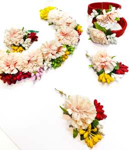 Floral Jewellery: Beautiful Floral jewellery for Haldi/Mehndi (Necklace, earrings, 2 kade ,tikka, hand accessories)