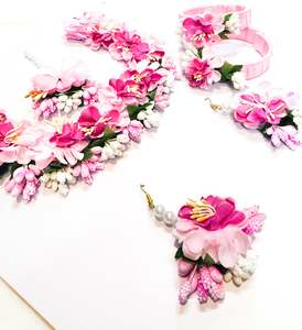 Floral Jewellery: Beautiful Floral jewellery for Haldi/Mehndi (Necklace, earrings, 2 kade ,tikka, hand accessories)