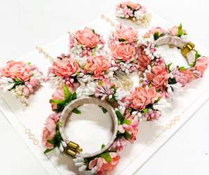 Floral Jewellery: Beautiful Floral jewellery for Haldi/Mehndi (Necklace, earrings, 2 kade ,tikka, hand accessories)