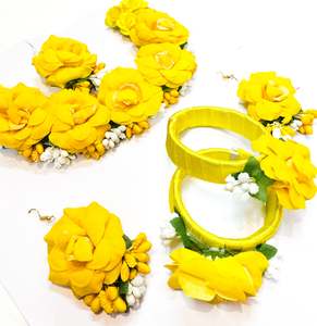 Floral Jewellery: Beautiful Floral jewellery for Haldi/Mehndi (Necklace, earrings, 2 kade ,tikka, hand accessories)
