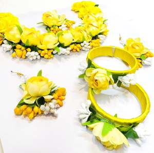 Floral Jewellery: Beautiful Floral jewellery for Haldi/Mehndi (Necklace, earrings, 2 kade ,tikka, hand accessories)