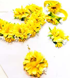 Beautiful Floral jewellery for Haldi/Mehndi (Necklace, earrings, 2 kade ,tikka, &hellip;