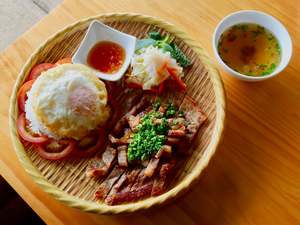 C%C6%A1m Ph%E1%BA%A7n Rice Dishes: GRILLED PORK & EGG ON STEAM RICE