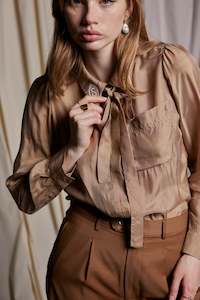 Aw23 The Arrangements: VIOLET BLOUSE - BEIGE SILK