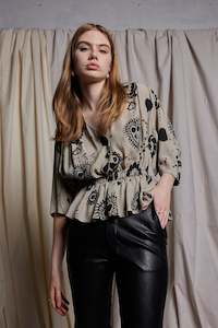 Aw23 The Arrangements: DON'T CRY DAHLIA TEE - STONE CAMEO PRINT