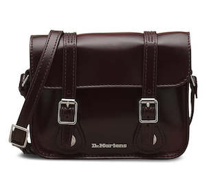 Dr Martens: 7" VEGAN SATCHEL CHERRY RED OXFORD BRUSH