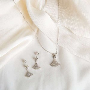 Products: s925 Silver Elegant Cubic Zirconia Pendant With Earrings And Including S925 Silver Chain