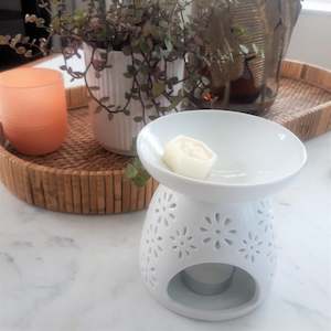 Candles Home Fragrances: White Ceramic Wax Melt Burner - large + one free Savoir Vivre Wax Melt 30g