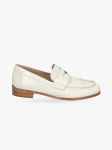 Flats: Silvy soft cream patent