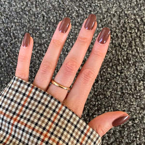 Manicure Pedicure: Pressing Nails - Brown Oval