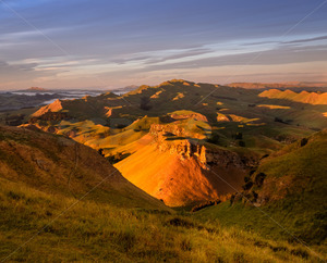 Products: Sunrise at Te Mata Peak looking towards Mount Erin, Havelock North, Hawke's Bay, New Zealand - SCP Stock