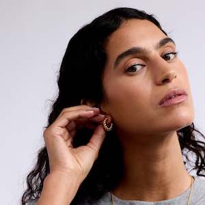 La Dailie: Everyday Twist Hoop - Gold