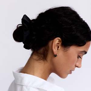 La Dailie: Everyday Teardrop Hoop - Gold